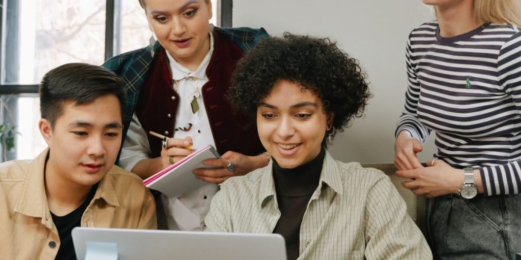 This article explains why tracking junior software developer trends matters in 2026 and how those trends reshape career planning for new engineers. It reviews t...