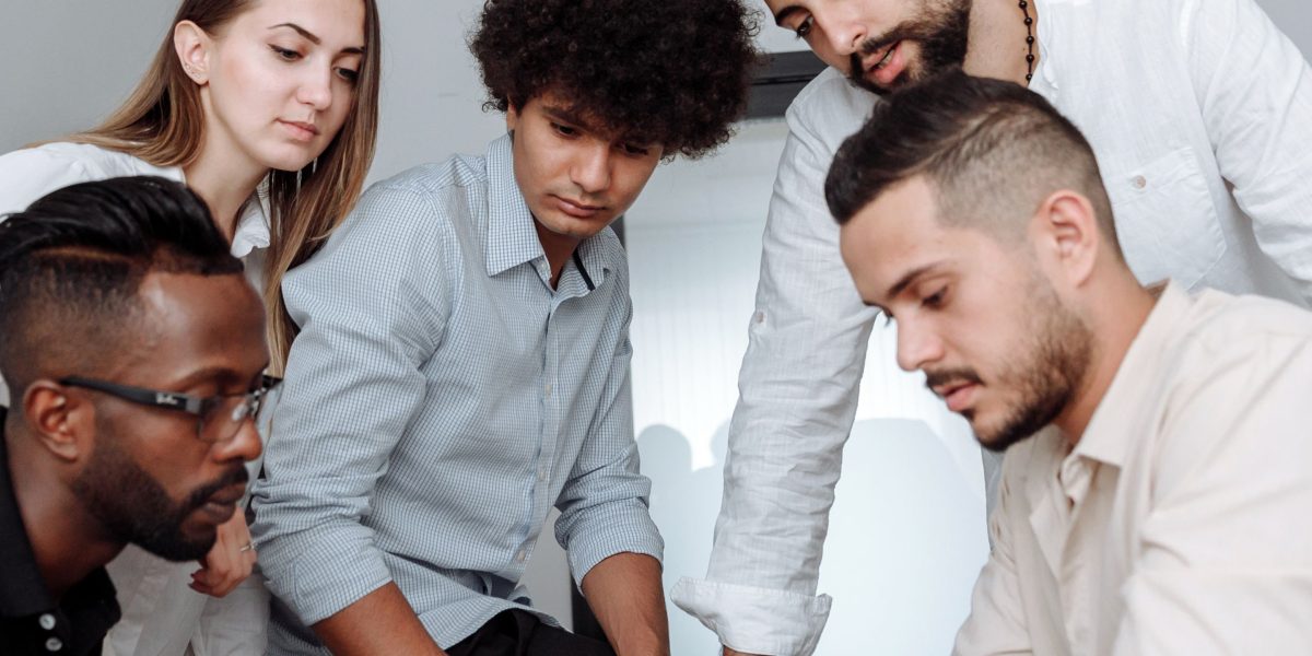 A team discusses strategies, symbolizing the practical application of AI in everyday work.