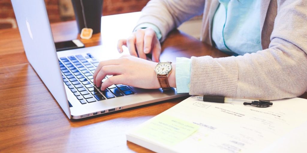 This article explains the practical difference between computer science (CS) and software engineering (SE) and why that difference matters for learners and hiri...