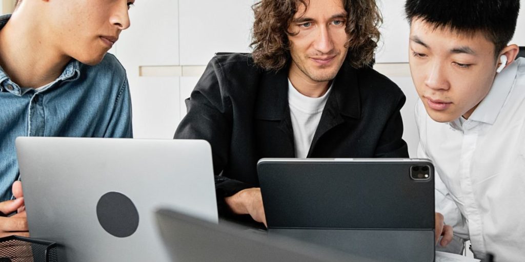 This article clarifies what common information technology job titles mean in 2026 and explains how those roles differ across companies and tech hubs. It defines...