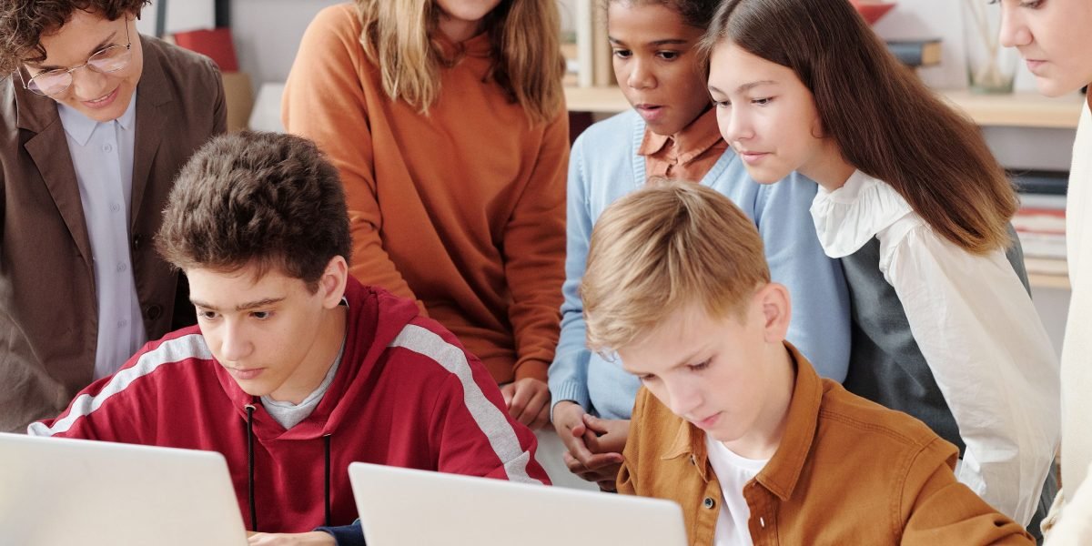 Students work together on a project, embodying the interdisciplinary nature of combined computer science and engineering studies.